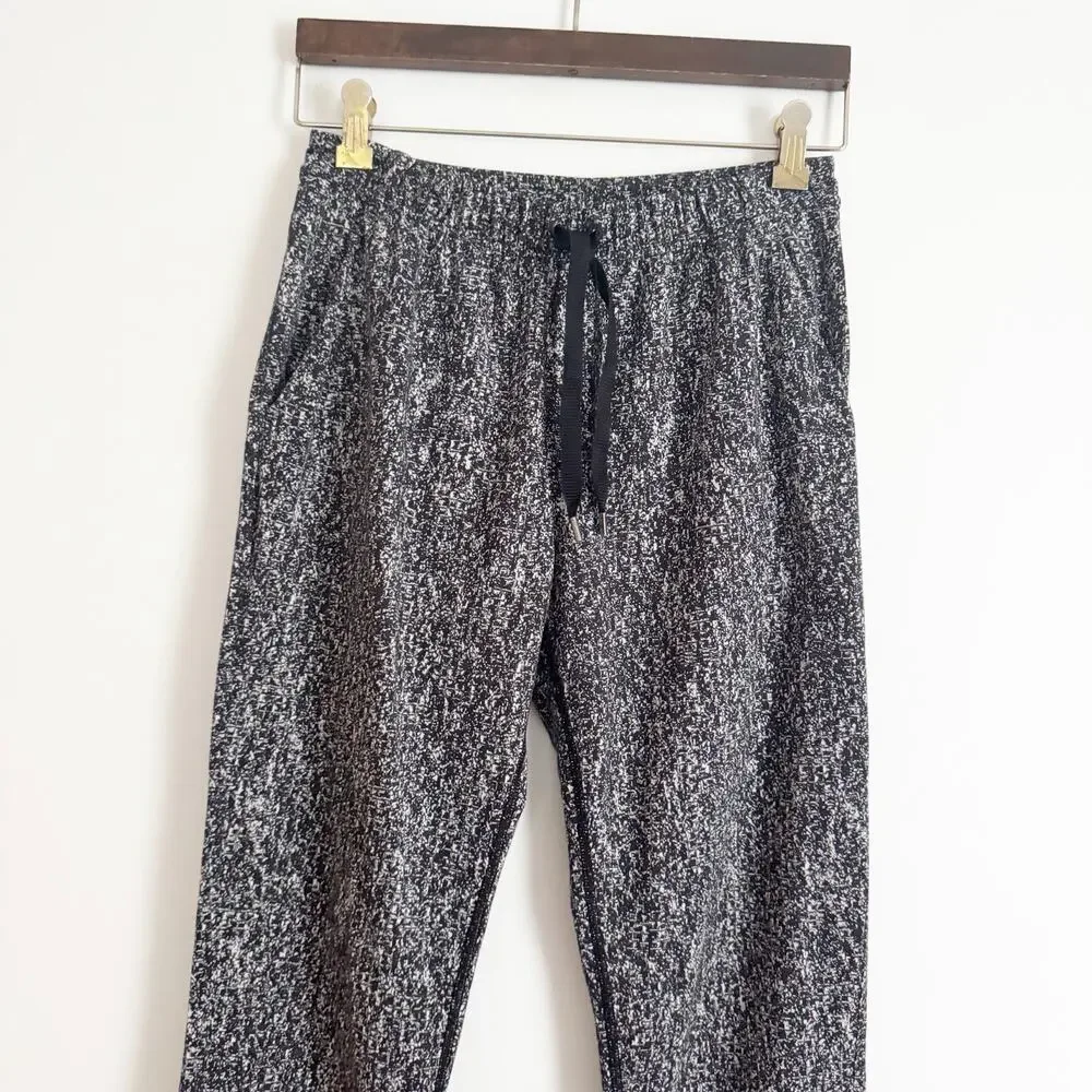 LULULEMON Jet Crop Pant Power Luxtreme Suited Jacquard Black White 4